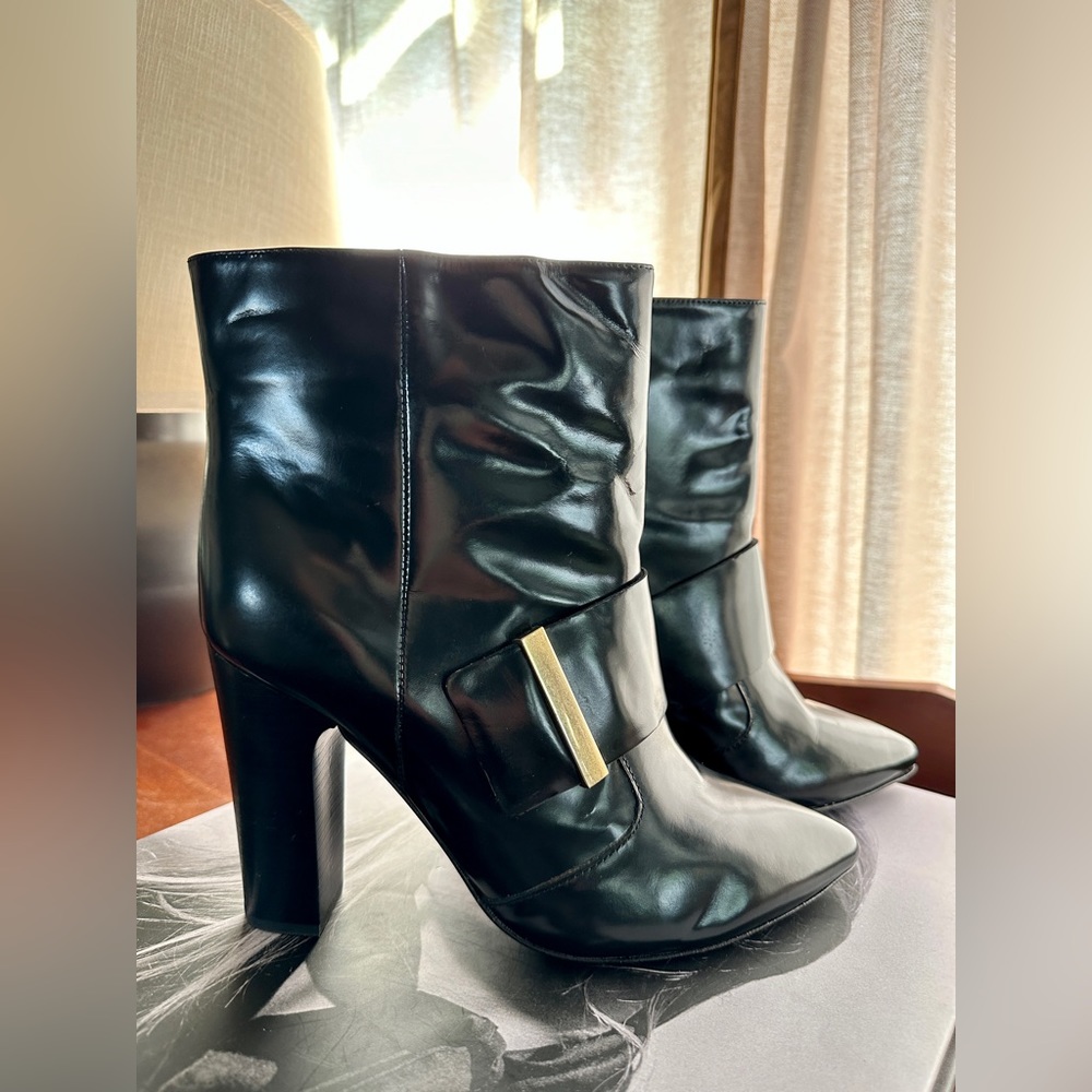 SEE by CHLOE Black Patent Leather Booties W 38.5. Classic Wardrobe Staple